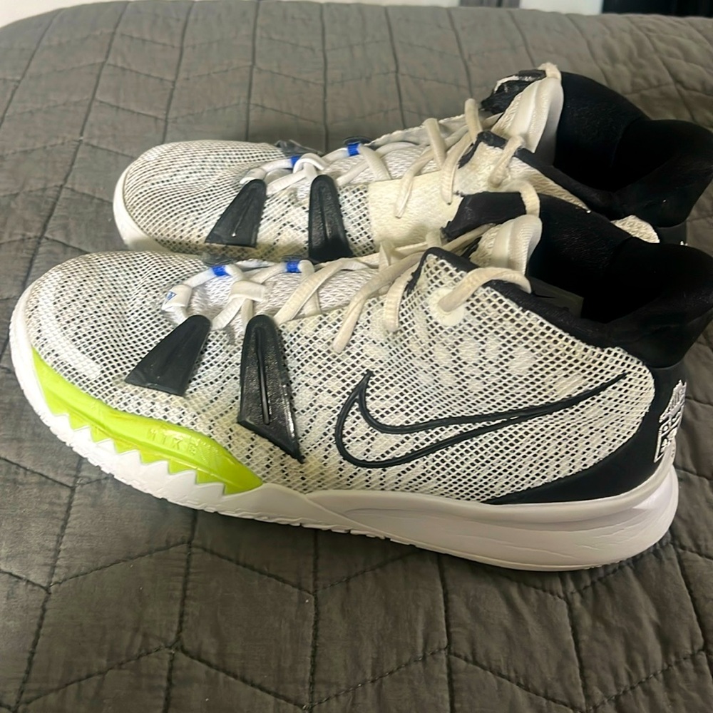Nike Kyrie Irving shoes size 7Y